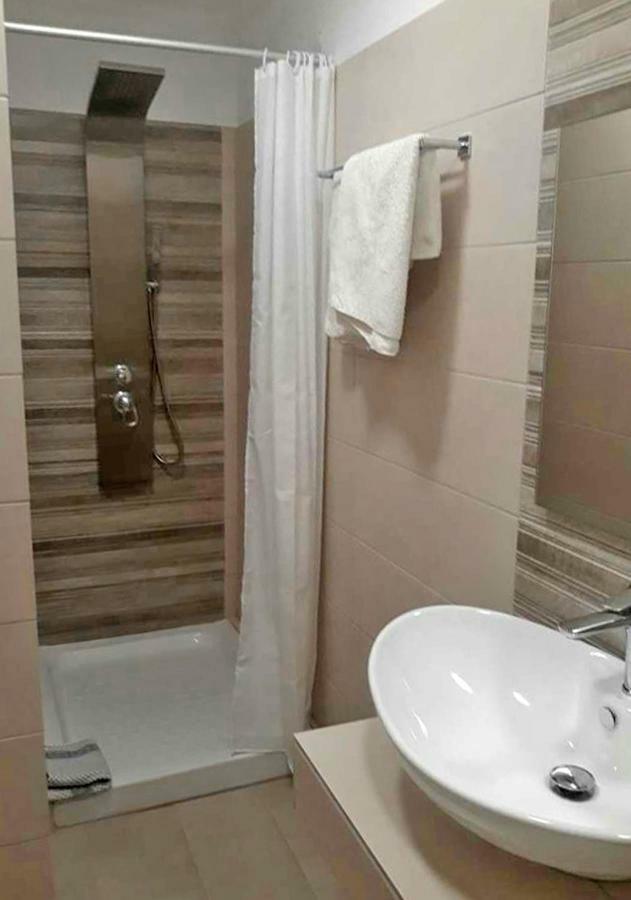 Dolphin Apartments 帕莱欧卡斯提撒 外观 照片